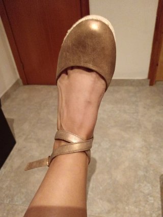 Sandalias cuña beige y doradas