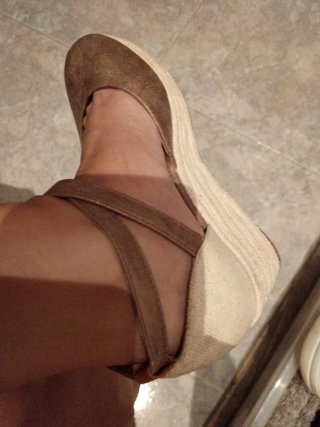 Sandalias cuña beige y doradas