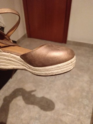 Sandalias cuña beige y doradas