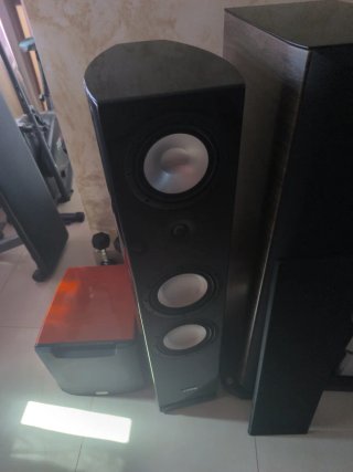 Altavoces Canton Negros y Marrones