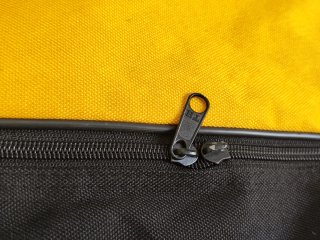 Bolso de mano Cutty Sark negro y amarillo