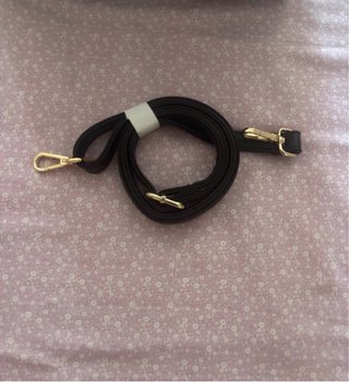 Bolso negro con etiqueta