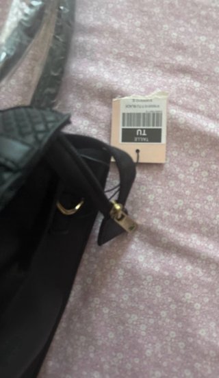 Bolso negro con etiqueta