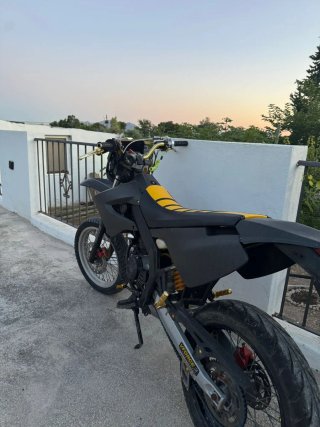 Derbi Senda Supermotard Negra y Amarilla