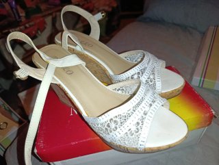 Sandalias cuña blancas encaje