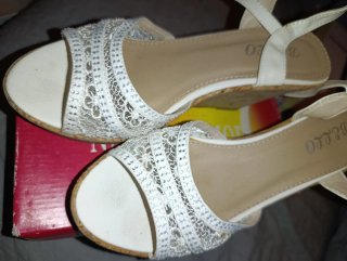 Sandalias cuña blancas encaje