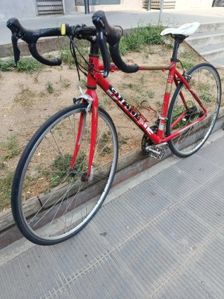 Bicicleta de carretera roja