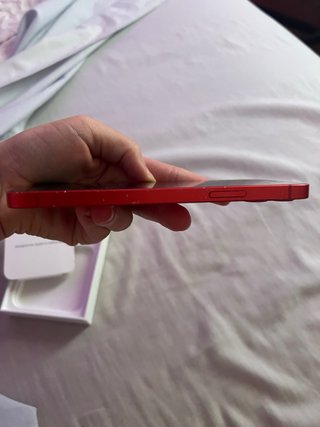Teléfono móvil Apple iPhone 12 en color rojo.