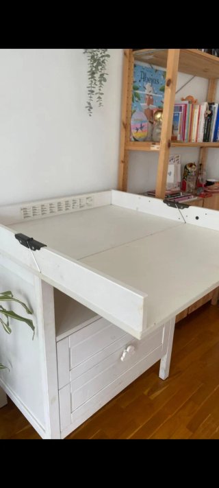 Cómoda infantil blanca y madera