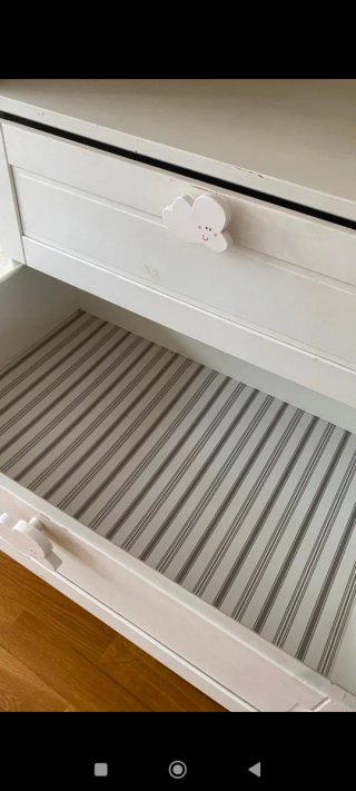 Cómoda infantil blanca y madera
