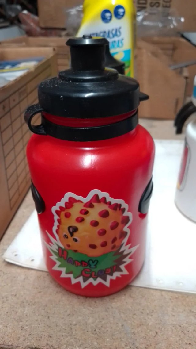 Botella de agua infantil roja con portabidon
