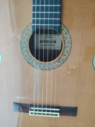 Guitarra Española Tapa: cedro. Aros: palosanto