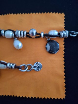 Pulseras plata snt perlas y piedras.