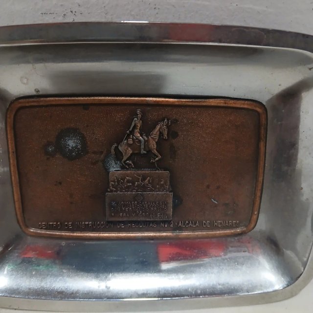Cenicero antiguo de metal con figura ecuestre