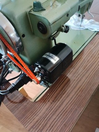 Máquina de coser y bordar REFREY 427