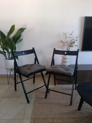 2 Sillas plegables negras Ikea con cojines