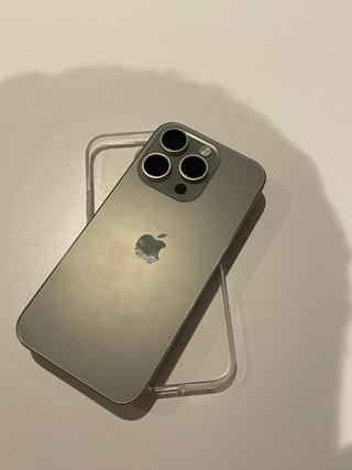 iPhone 15 Pro con funda y protector