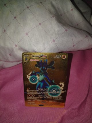 Carta Pokémon Lucario VMAX Gigantamax Dorada