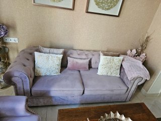 Sofá Chester Malva con Sillón Capitoné