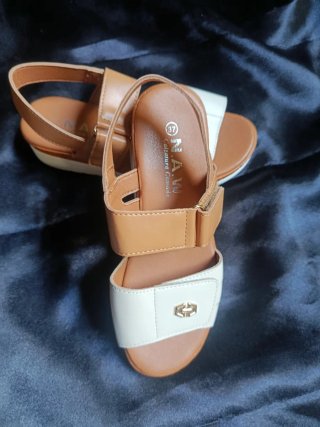 Sandalias N.A.W T.37 Beige y Marrón