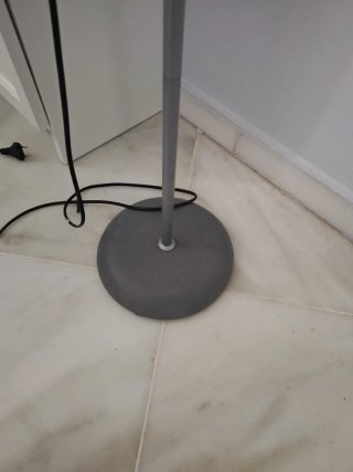 Lámpara de pie moderna, regulable en altura.