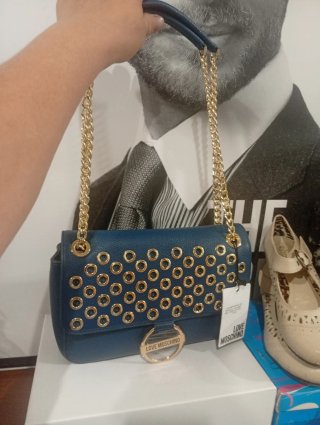 Bolso Love Moschino azul con detalles dorados