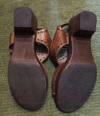 Sandalias cuña piel Raquel Pérez Marrón