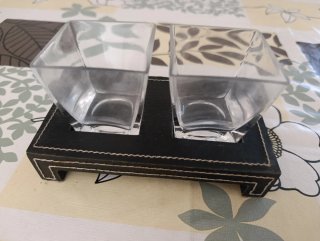 Posavelas de cristal y base de cuero