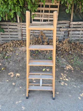Escalera de madera plegable