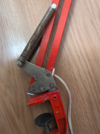 Lámpara flexo articulada roja vintage