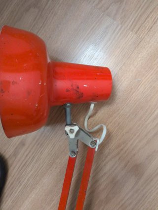 Lámpara flexo articulada roja vintage
