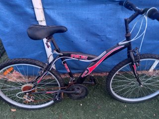 Bicicleta RIDE negra con detalles rojos