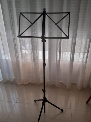Atril metálico negro plegable