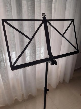 Atril metálico negro plegable