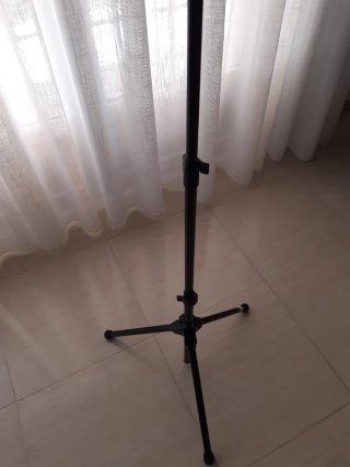 Atril metálico negro plegable