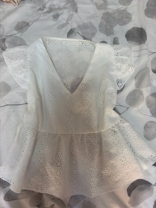 Blusa blanca con bordado floral de shein