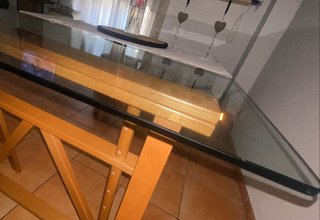 Mesa de cristal y madera