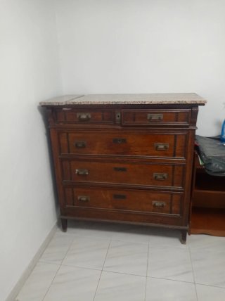 Cómoda de madera con tapa de mármol