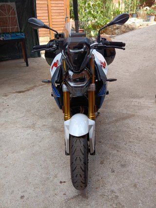 BMW F 900 R con maletas