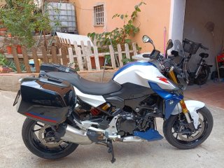 BMW F 900 R con maletas