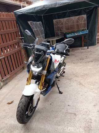 BMW F 900 R con maletas