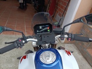 BMW F 900 R con maletas