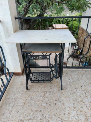 Dos mesas base máquina coser Alfa y Wertheim