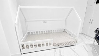 Cama infantil blanca tipo casita