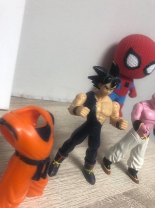 Figuras articuladas Goku y Bu con traje