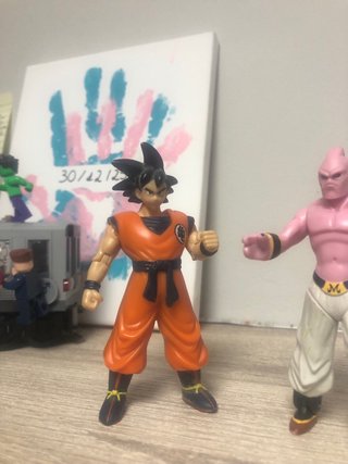 Figuras articuladas Goku y Bu con traje