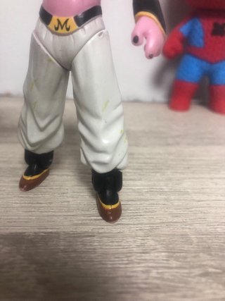 Figuras articuladas Goku y Bu con traje