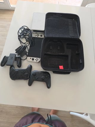 Nintendo Switch OLED Blanca más 3 mandos y 10juego