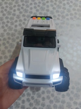 Coche de juguete todoterreno blanco