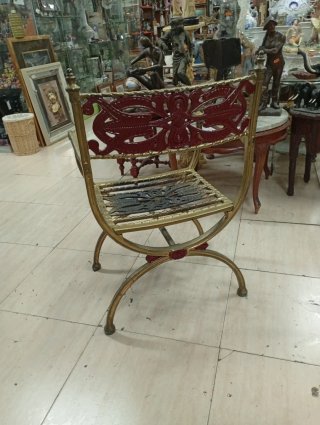 Silla de aluminio dorada con detalles rojos